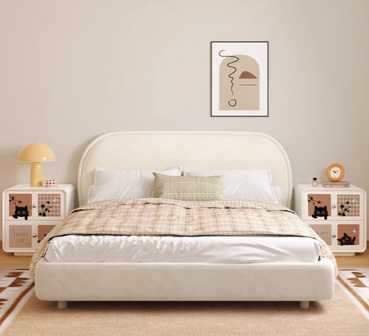 子猫のベッドサイドテーブル