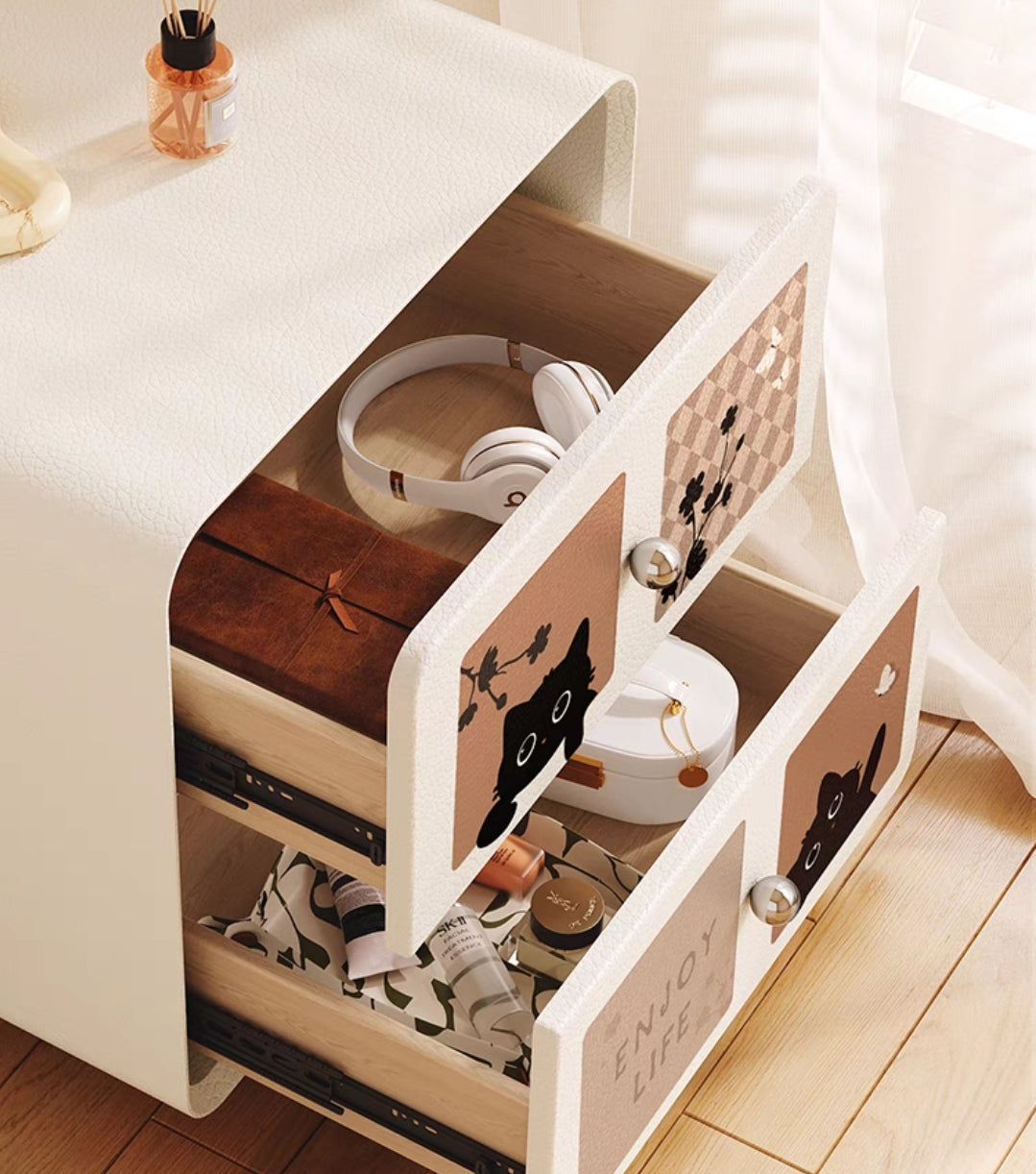 子猫のベッドサイドテーブル