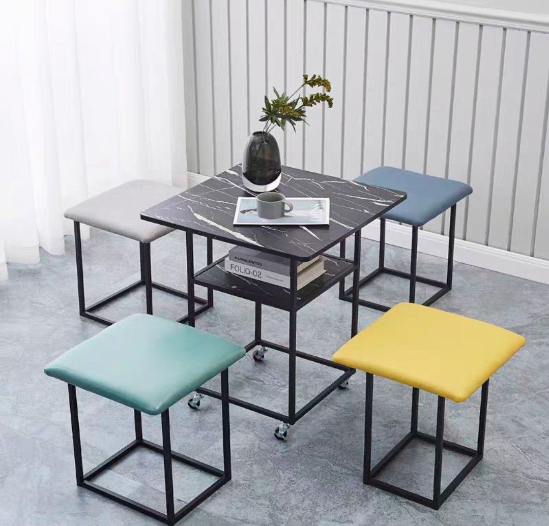 AuSvo Side Table with chairs