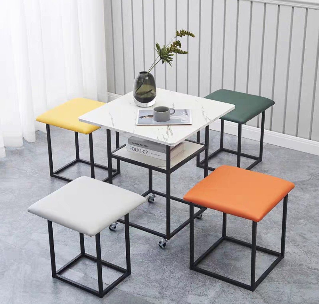 AuSvo Side Table with chairs