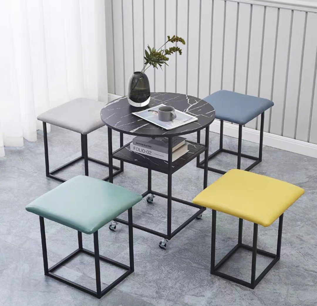 AuSvo Side Table with chairs