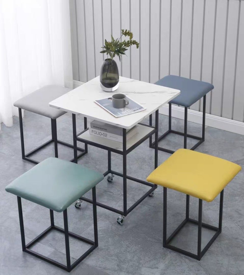 AuSvo Side Table with chairs