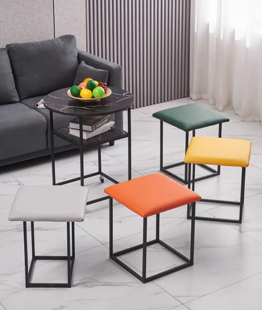 AuSvo Side Table with chairs