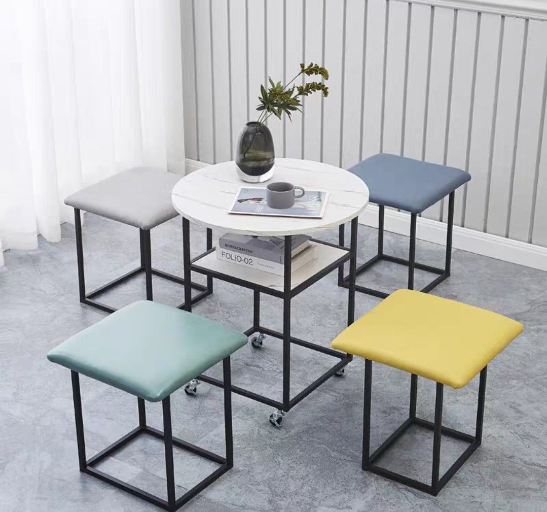 AuSvo Side Table with chairs
