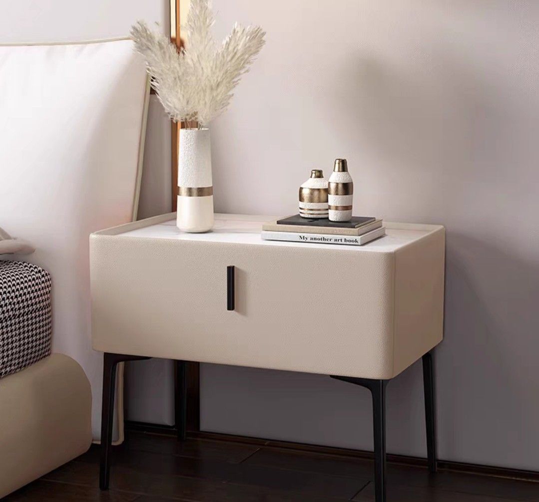 CyZa Bedside Table