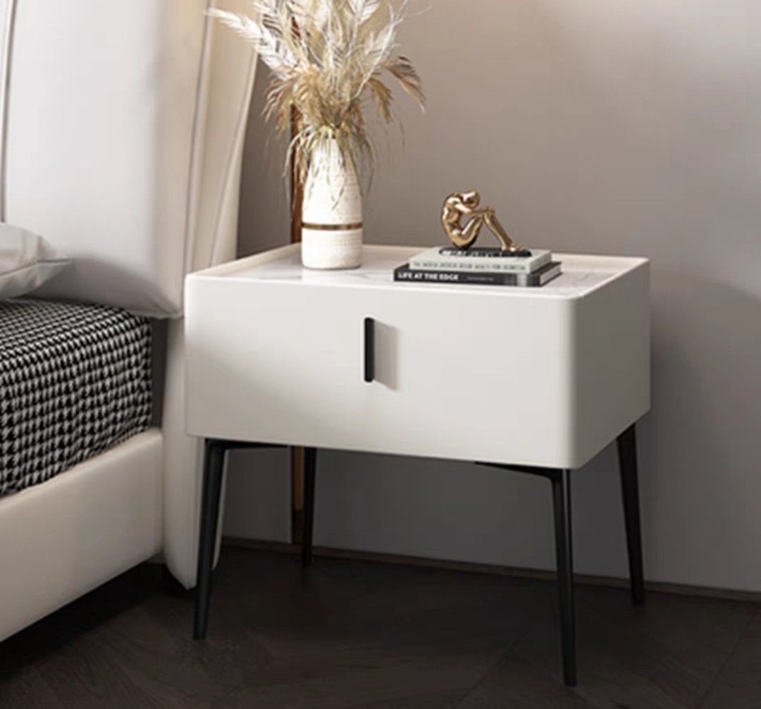 CyZa Bedside Table
