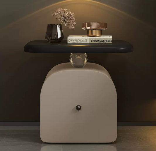 ふわふわのベッドサイドテーブル