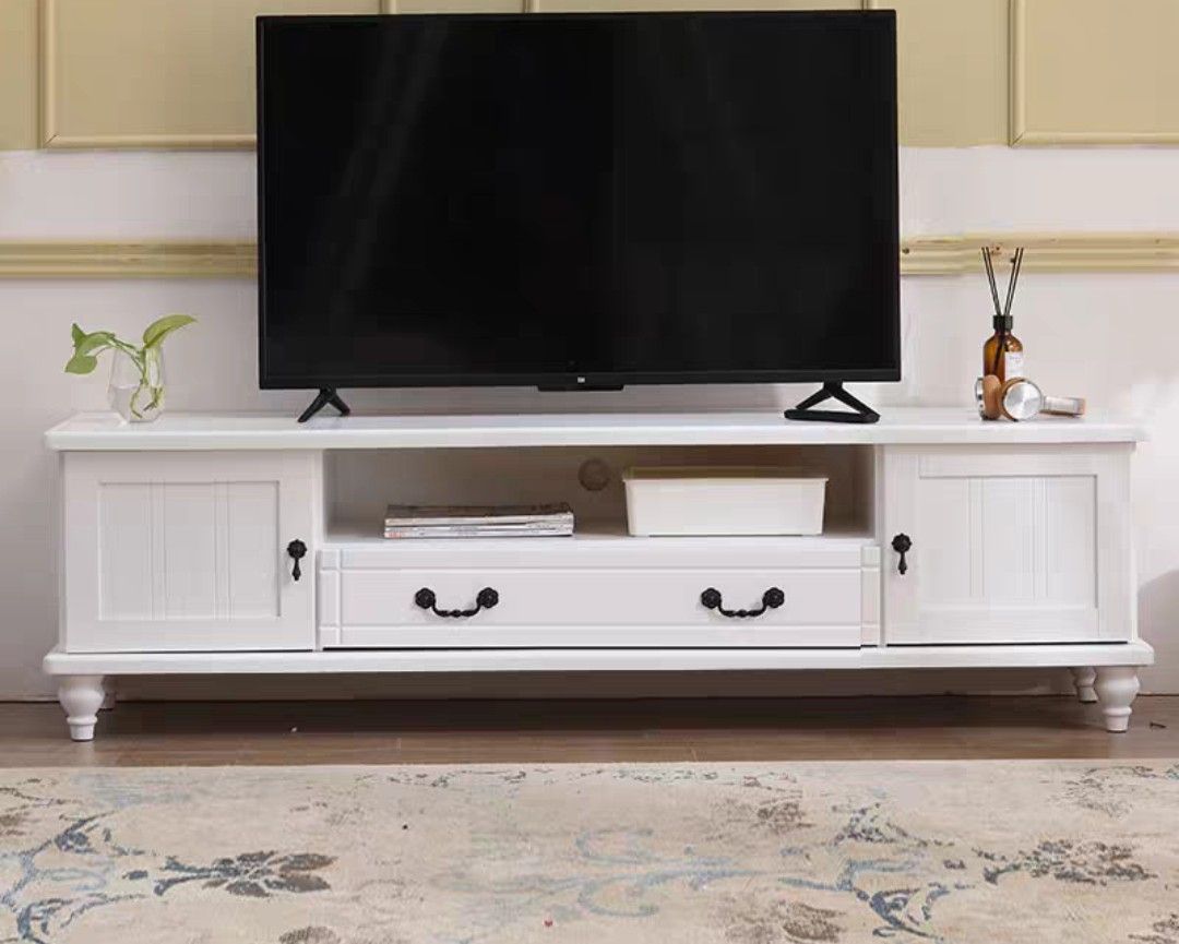 SNoW whiTe TV Console